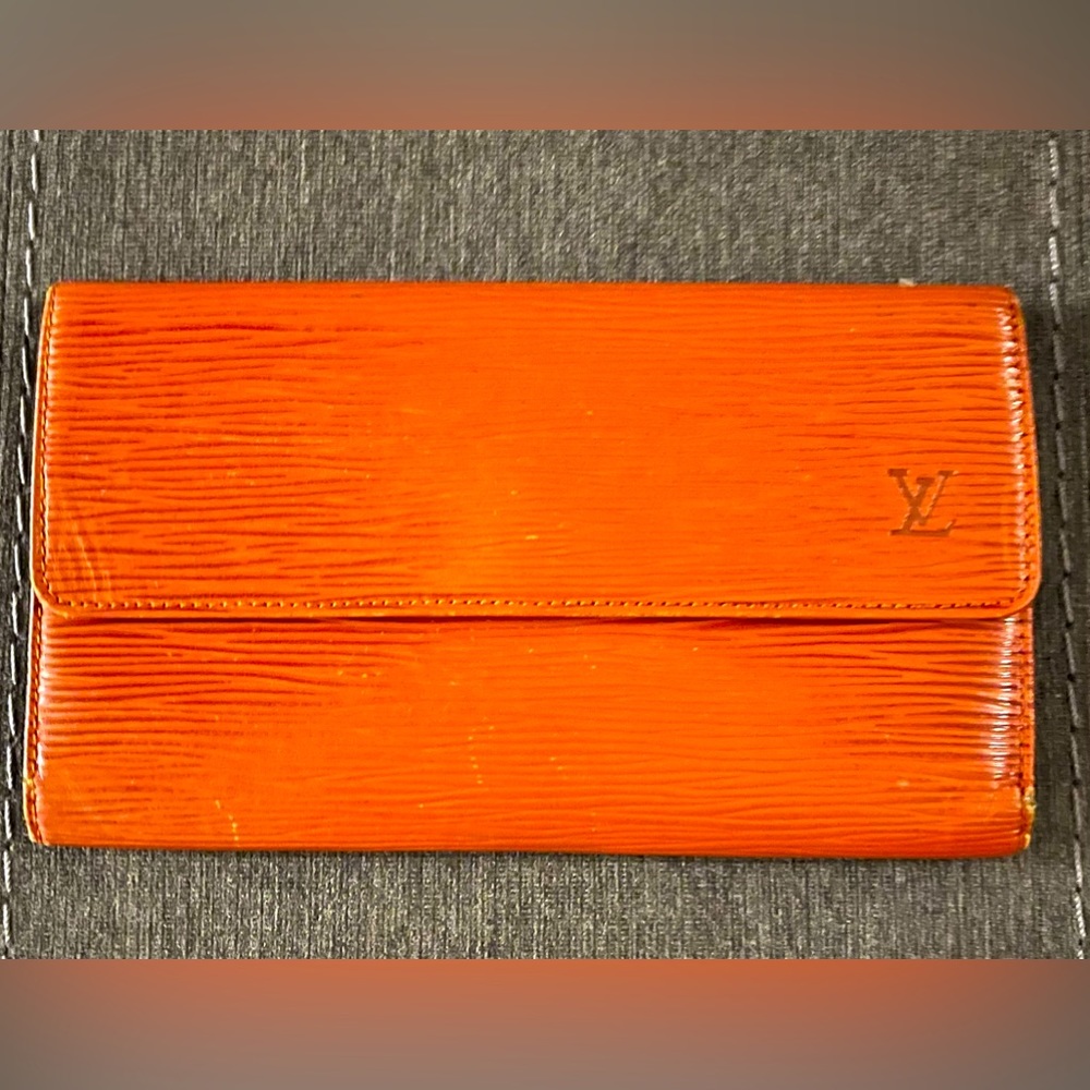 Vintage authentic Louis Vuitton Epi leather wallet - Picture 2 of 9